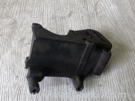 ФОТО Кронштейн Насоса гідропідсилювача керма для Mitsubishi Carisma Київ