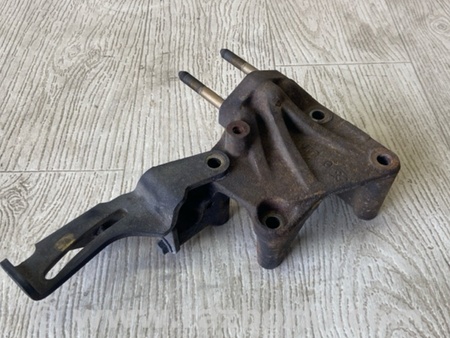 ФОТО Кронштейн двигуна для Mitsubishi Carisma Київ