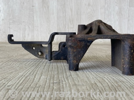 ФОТО Кронштейн двигуна для Mitsubishi Carisma Київ