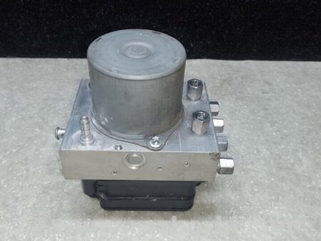 ФОТО Блок антиблокувальної системи для Tesla Model Y Київ