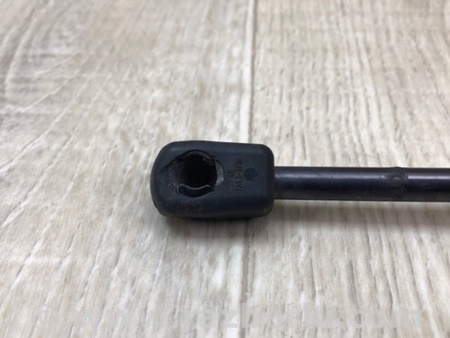 ФОТО Амортизатор кришки багажника для Volkswagen Tiguan (2016-) Київ