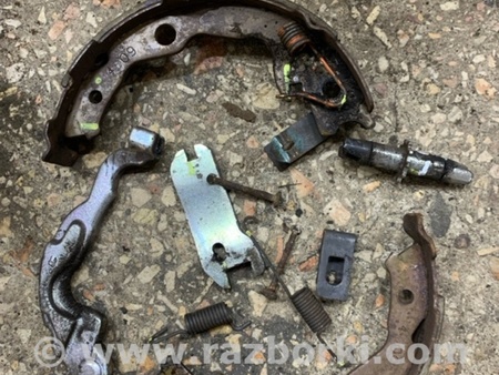ФОТО Комплект колодок и механизмов ручного торомоза задний правый для Nissan Juke (10-19) Київ