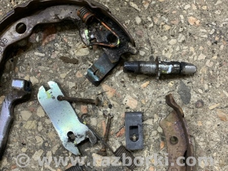 ФОТО Комплект колодок и механизмов ручного торомоза задний правый для Nissan Juke (10-19) Київ