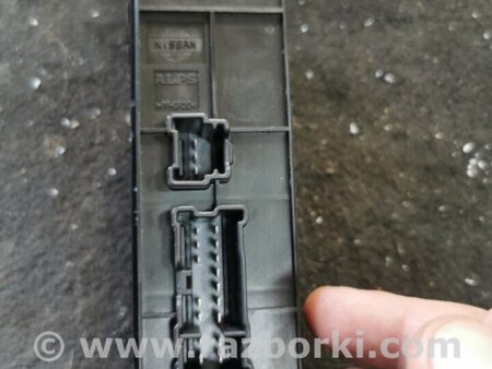 ФОТО Кнопка стеклоподъемника передняя правая для Nissan Juke (10-19) Київ