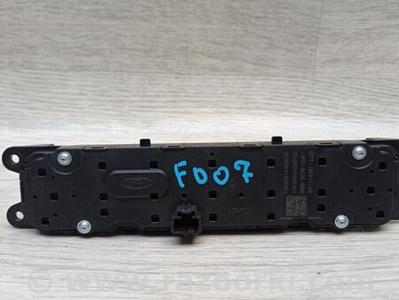 ФОТО Накладка торпедо под магнитолу для Ford Focus 2 (08.2004 - 07.2010) Чернигов