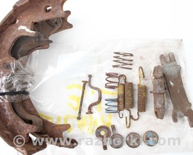 Механизм тормозной левый Toyota Sienna (03-10)
