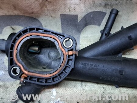 Фланец системы охлаждения для Volkswagen Caddy 3 (2003-2020) Киев 03L121131AA