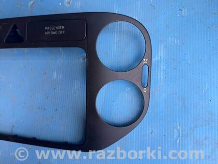 Рамка торпедо центральна для Volkswagen Golf V Mk5 (03-08) Костопіль 5M0858071J
